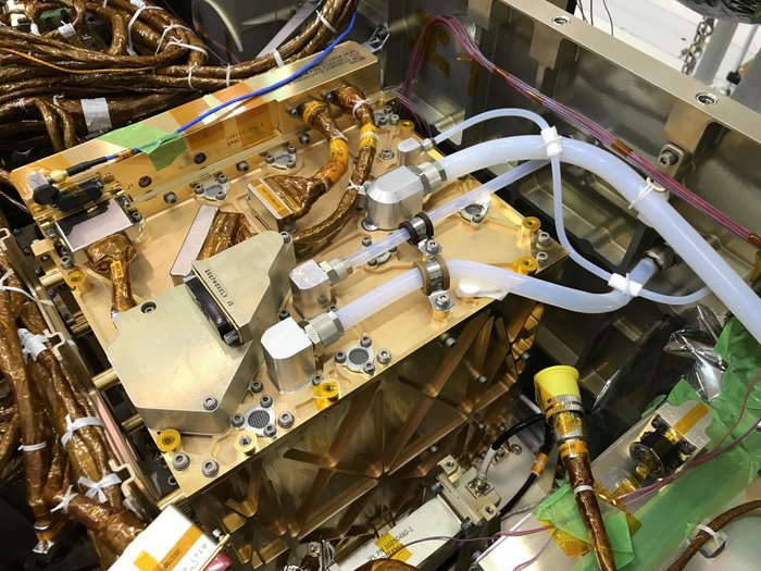 Das Instrument MOXIE Metallgehäuse, an das diverse Kabel und Schläuche angeschlossen sind.