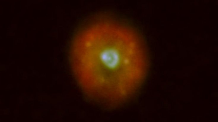 Planetarischer Nebel um HuBi 1 | Bildquelle: Martín A. Guerrero/Gerardo Ramos/Nordic Optical Telescope Die Aufnahme zeigt zwei Ringe in verschiedenen Farben vor einem dunklen Hintergrund.
