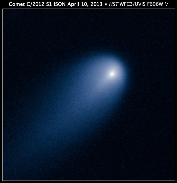 Heller Kometenschweif vor dunkelm Hintergrund