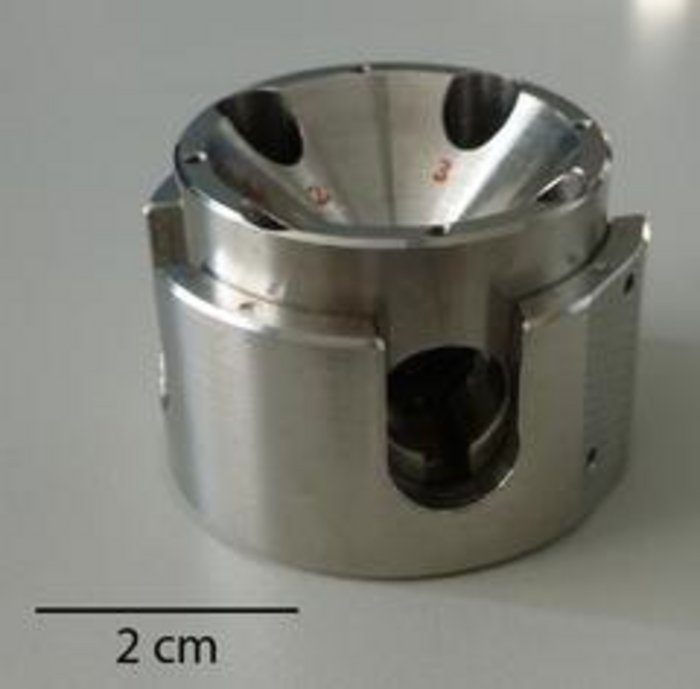 Zweistufige Diamantstempelzelle Metallenes Objekt mit Öffnungen an Seite und Decke.