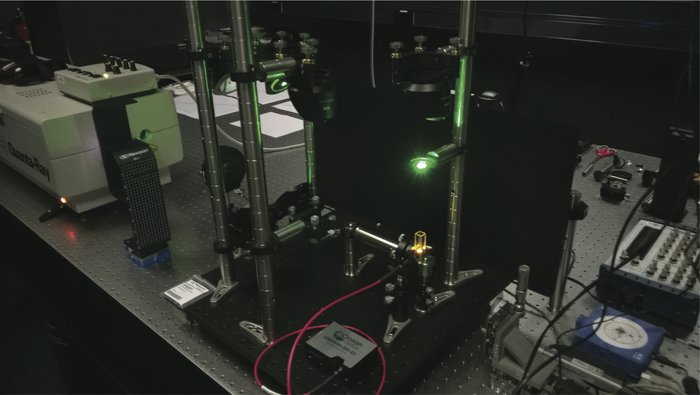 Neuartige Lichtquelle im Labor Technischer Aufbau, der grünes Licht abstrahlt.