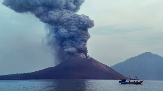 Vulkan, aus dem Asche steigt