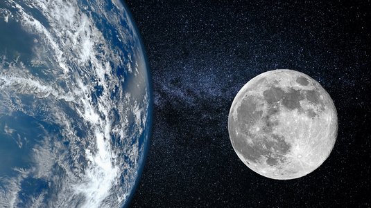 Erde und Mond nebeneinander
