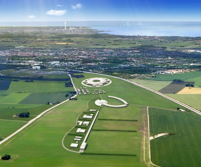 Geplante ESS in Lund Die geplante Europäische Spallationsquelle soll aus einem langen tunnelförmigen Gebäude bestehen, das von einer Reihe quaderförmiger Versorgungsgebäude flankiert wird und in einem kreisrunden Bau endet. Dazu wird ein weiteres ringförmiges Gebäude, mit dem vierfachen Durchmesser des ersten runden Baus, gehören. Die ganze Anlage wird sich außerhalb des Stadtrandes von Lund befinden.