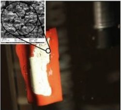 Eine Halbleiterphotokathode im Wasser, an der sich Wasserstoff bildet. Im Ausschnitt ist die Oberfläche des Materials mikroskopisch vergrößert dargestellt.