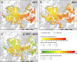 Ein Stadtplan von Karlsruhe, der unterirdische Wärmeflussdichten in helleren und dunkleren Farben zeigt. Oben links ein Bild für 1977, oben rechts eines für 2011. Ein drittes Bild darunter zeigt den Wärmeunterschied der beiden Jahre im Vergleich.