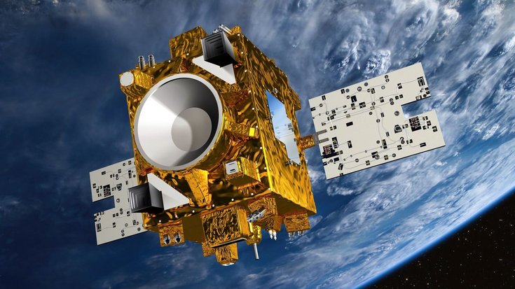 Ein goldener, kastenförmiger Satellit im All, im Hindergrund ein Teil der Erde