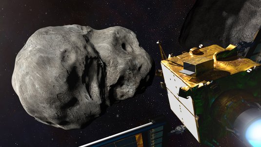 Im Hintergrund ein Asteroid im All, im Vordergrund eine Raumsonde, die auf den Himmelskörper zufliegt