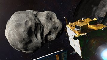 Im Hintergrund ein Asteroid im All, im Vordergrund eine Raumsonde, die auf den Himmelskörper zufliegt