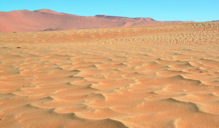 Megarippel und Sanddünen Sandwüste mit wellenförmiger Oberfläche
