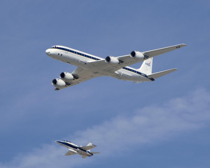 Flugzeugobservatorium DC-8 Zwei große Flugzeuge am Himmel