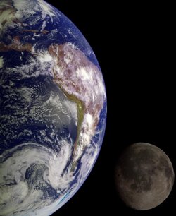 Die Erde vom Weltall aus gesehen, im Bildanschnitt. Im Hintergrund ist der Mond zu sehen.