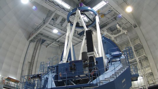 Teleskop in einer Sternwartenkuppel