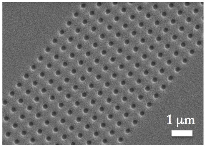 Titanseide Vergrößerte Aufnahme des neuen Materials, das ein breiter Streifen mit runden Einkerbungen durchzieht.