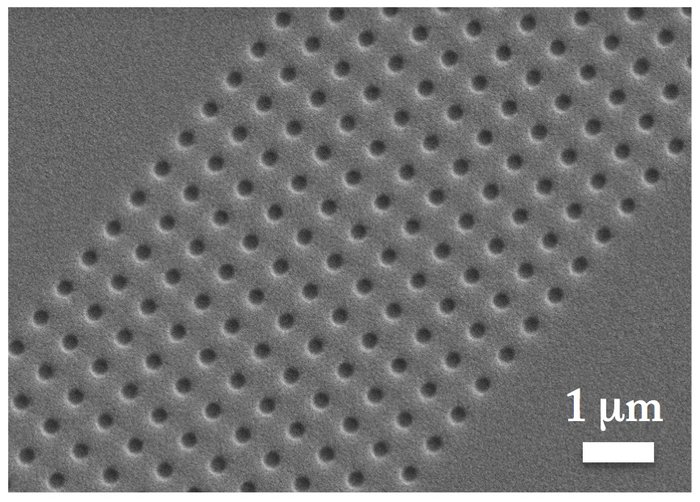 Vergrößerte Aufnahme des neuen Materials, das ein breiter Streifen mit runden Einkerbungen durchzieht.