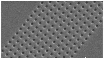 Vergrößerte Aufnahme des neuen Materials, das ein breiter Streifen mit runden Einkerbungen durchzieht.