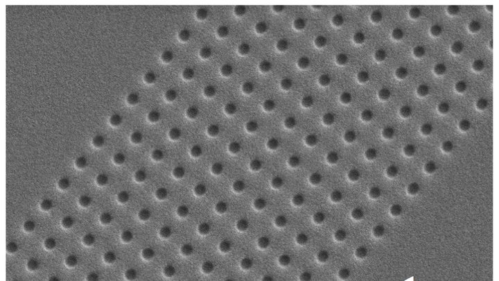 Vergrößerte Aufnahme des neuen Materials, das ein breiter Streifen mit runden Einkerbungen durchzieht.