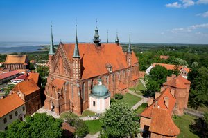 Luftaufnahme einer rötlichen Kirche