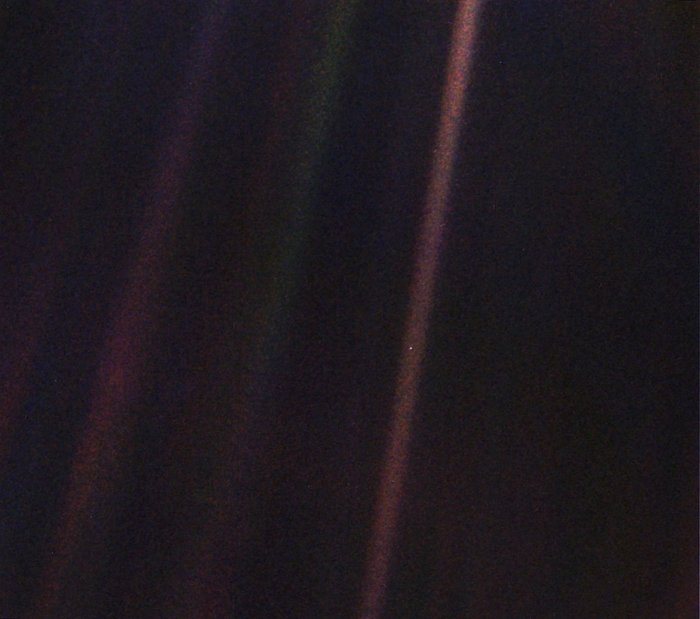 Pale Blue Dot Dunkle Fläche, in deren Mitte ein winziger blauer Punkt zu sehen ist