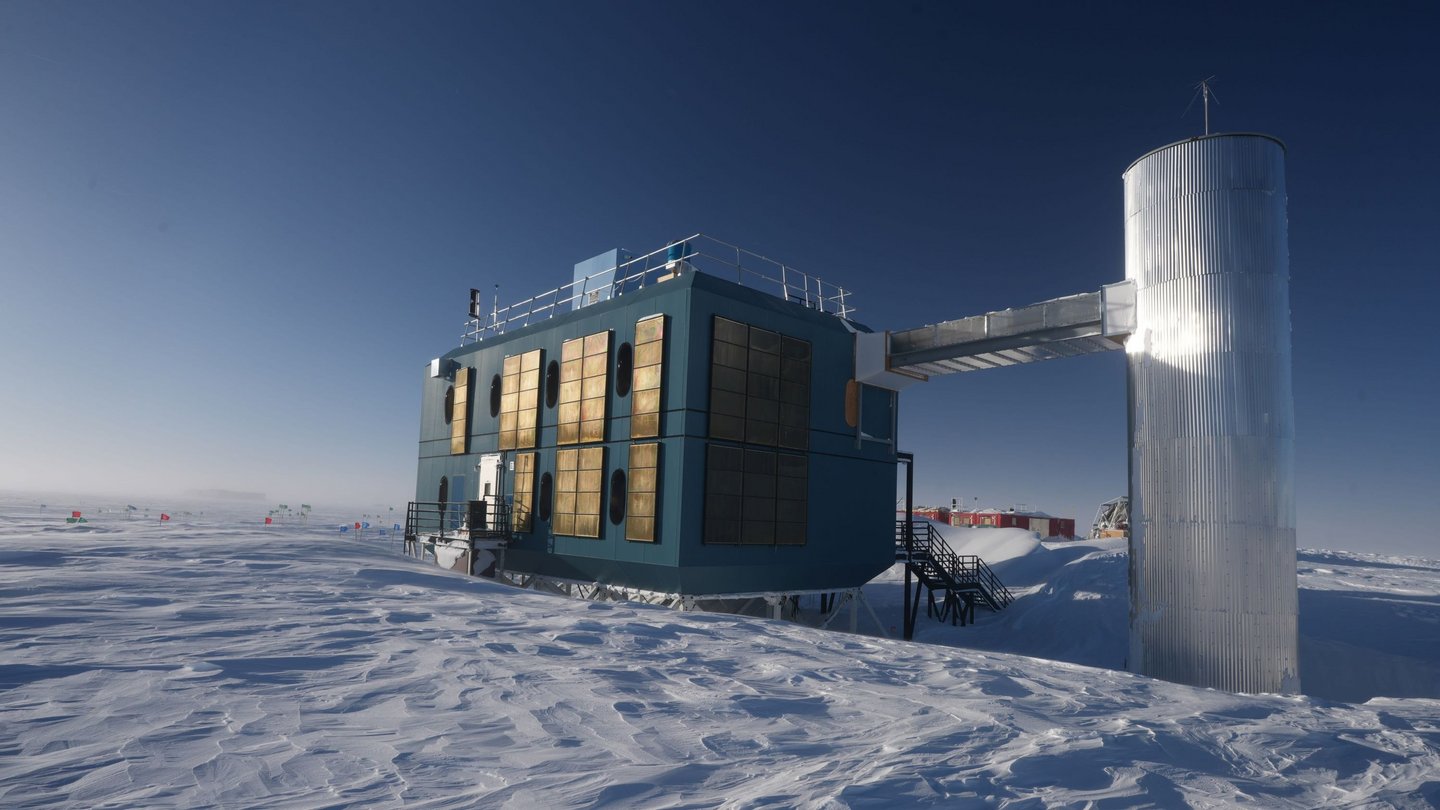 -berraschendes-Intensit-tsmaximum-bei-hochenergetischen-Neutrinos-