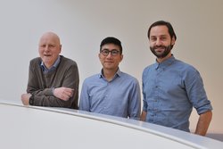 Philip Russell vom Max-Planck-Institut für die Physik des Lichts (rechts) hat zusammen mit Gordon Wong und Ramin Beravat die Studie zur neuartigen Lichtwellenleitung durchgeführt. 