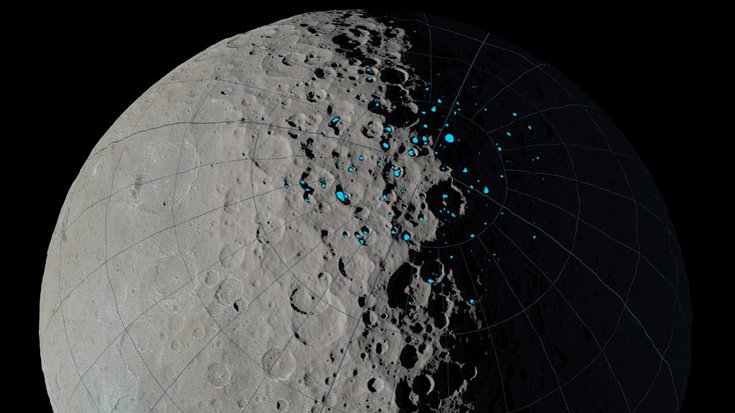 Foto des Zwergplaneten Ceres mit Makierung von Kratern, die permanent im Schatten liegen