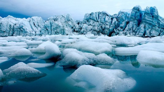Gletscher und Eisschollen im Meer