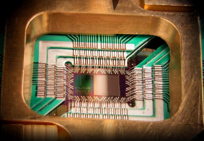 Blick von oben auf den Mikrochip eines D-Wave-Computers.