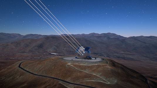 Das ELT ist in der Bildmitte auf einer Anhöhe zu sehen. Das Teleskop ist geöffnet und vier Laserstrahlen laufen nach links oben. 