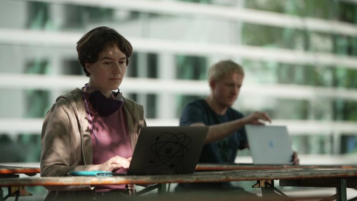 Tina Pollmann und ihr Kollege Kilian Holzapfel Zwei Personen arbeiten an Laptops.