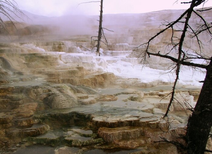 Terrassenstruktur im Yellowstone-Nationalpark Terrassenstruktur im Yellowstone-Nationalpark
