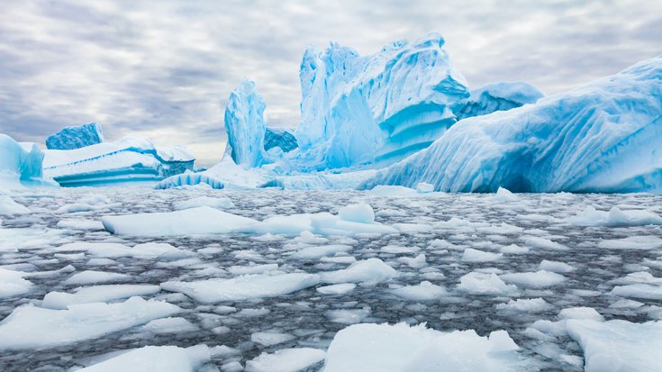 Ozean mit Eis umspült blaue Eisberge