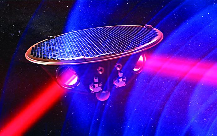 In den 2030ern soll eLISA starten Vor einem dunklen Sternenhimmel ist eine Sonde dargestellt, die oben spiegelartige Platten aufweist. Zu den Seiten gehen zwei Strahlen ab.