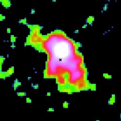 Ausgedehnte Struktur mit hellem Fleck oberhalb des mit einem Kreuz markierten Zentrums.
