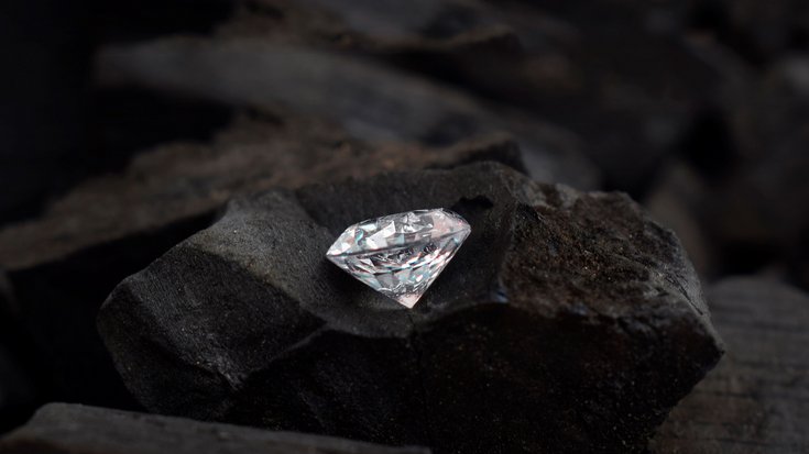 Hell glänzender Diamant auf einem dunklen Stein