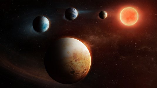 Im Hintergrund befindet sich ein rötlich leuchtender Stern, in einem Bogen schweben vier Planeten um ihn herum. Die beiden mittleren sind eher blau, die beiden äußeren braun.