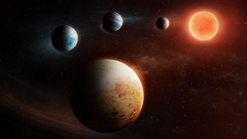 Im Hintergrund befindet sich ein rötlich leuchtender Stern, in einem Bogen schweben vier Planeten um ihn herum. Die beiden mittleren sind eher blau, die beiden äußeren braun.