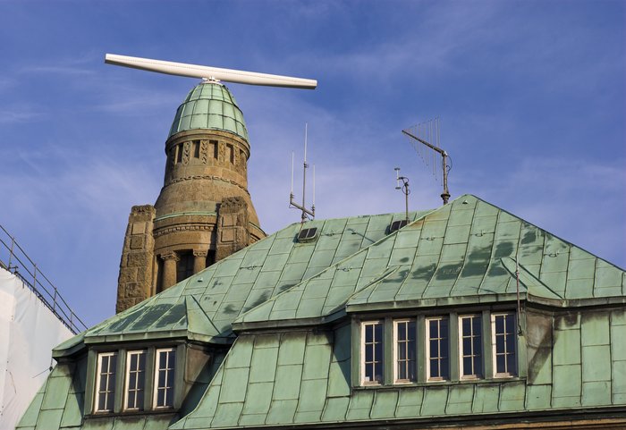 Turm an den Hamburger Landungsbrücken mit Radarantenne auf dem Dach