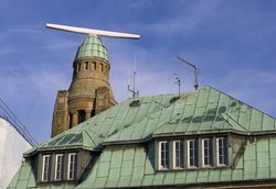 Turm an den Hamburger Landungsbrücken mit Radarantenne auf dem Dach 
