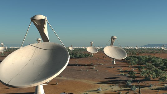 Viele Meter hohe Radioschüsseln in einer Wüstenlandschaft