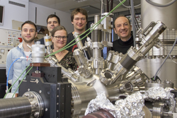 Fünf Wissenschaftler in einem Labor 