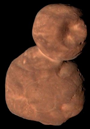 Die Aufnahme zeigt den Himmelskörper Arrokoth. Er besteht aus zwei miteinander verbundenen, relativ flachen Einzelkörpern.