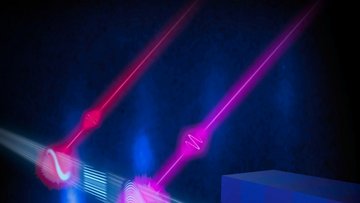 Weißer Strahl eines beschleunigten Elektronenpakets, auf den Laerpulse treffe – rot und blau dargestellt – und ihn so beeinflussen, dass spektral saubere Lichtblitze entstehen.
