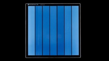 Glasscheibe, in derem Inneren sich sieben vertikal ausgerichtete, blaue Streifen befinden