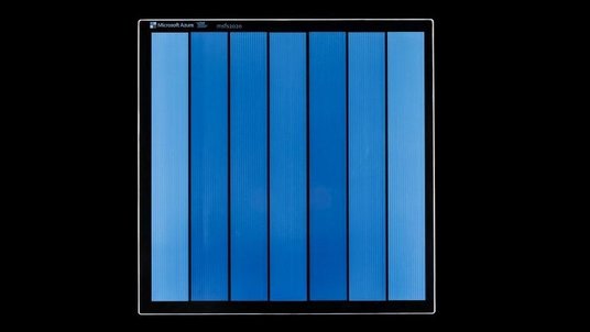 Glasscheibe, in derem Inneren sich sieben vertikal ausgerichtete, blaue Streifen befinden