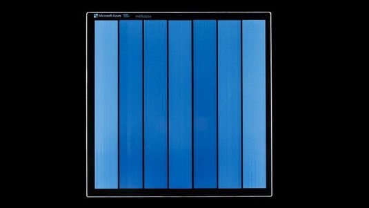 Glasscheibe, in derem Inneren sich sieben vertikal ausgerichtete, blaue Streifen befinden