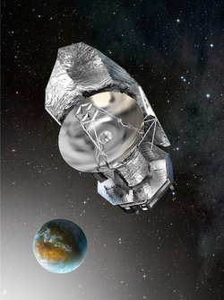 Vor dem Hintergrund des Sternenhimmels schwebt das silber-glänzende Weltraumteleskop Herschel.