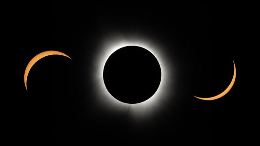 Die Collage aus drei Aufnahmen zeigt verschiedene Stadien der Sonnenfinsternis.
