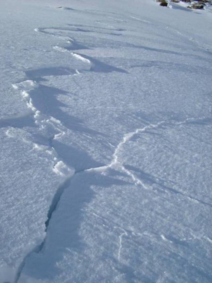 Gefahr droht: Risse im Schnee Gefahr droht: Risse im Schnee