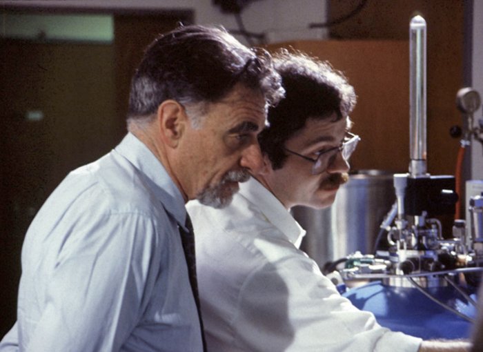Nobelpreisträger Müller und Bednorz Ein Fotografie von Müller und Bednorz bei der Arbeit im Labor.